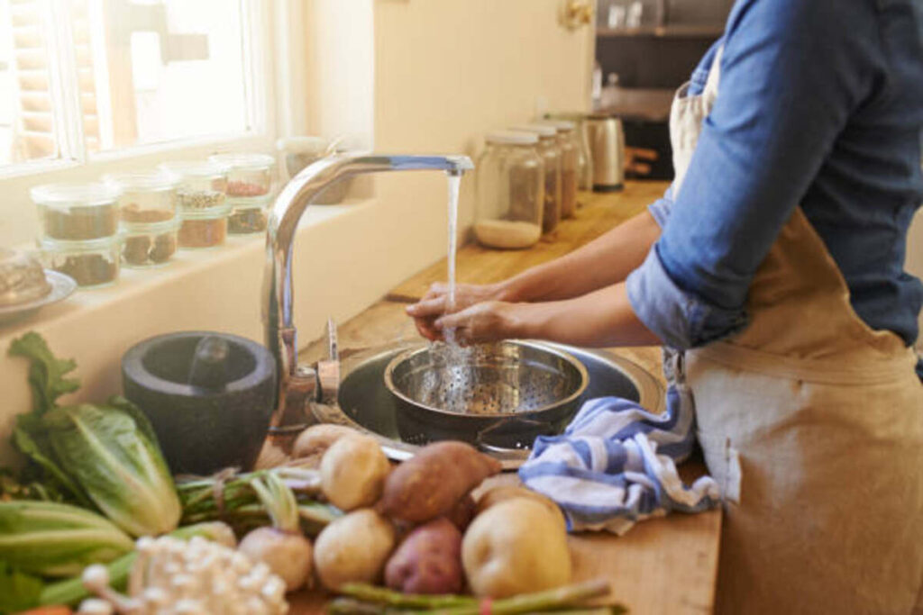 https://media.istockphoto.com/id/891307222/photo/its-important-to-always-wash-your-hands-thoroughly.jpg?s=612x612&w=0&k=20&c=zZ6iDalDBMoxwzNqnzzk_yk8FoiwWkyBucMdSnFn2Zs=